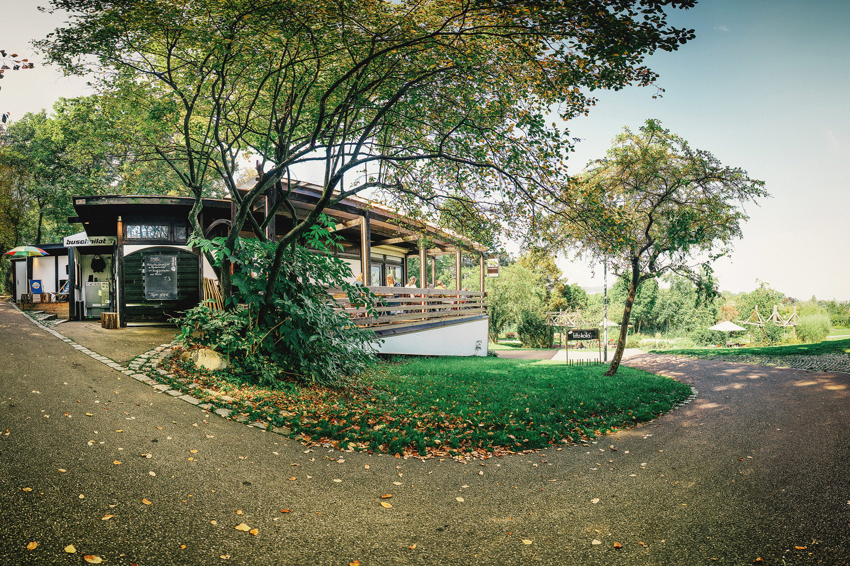Eingang des buschpilot im Park der Villa Berg