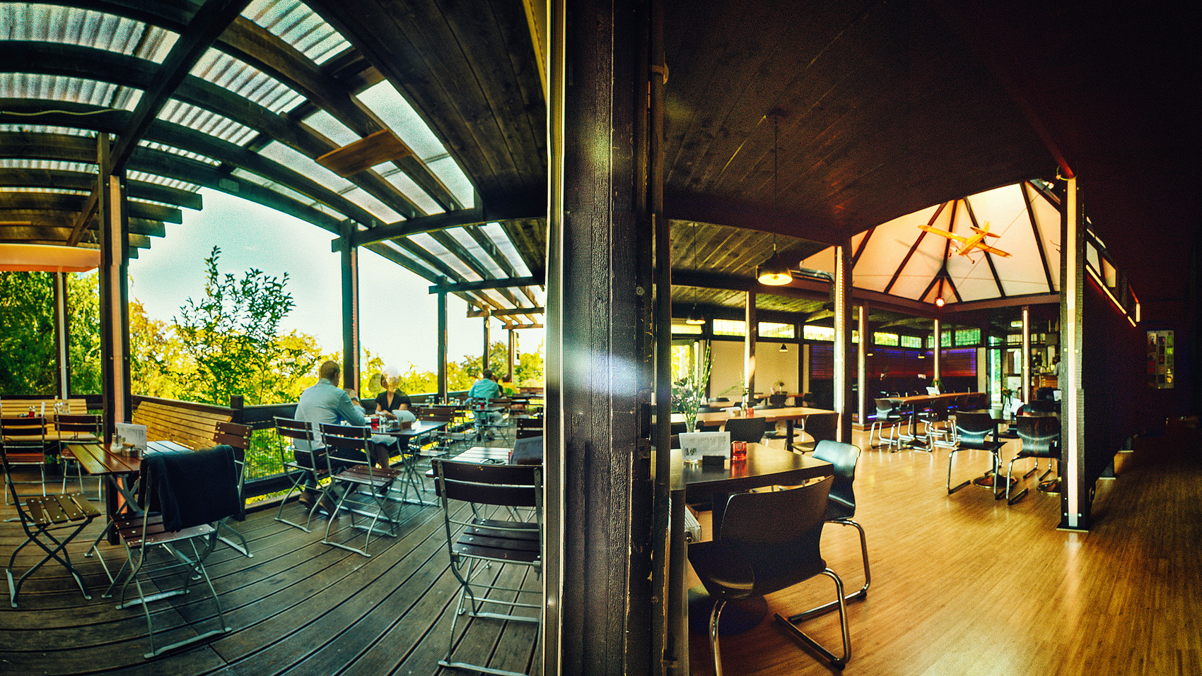 Innenraum und Terrasse des buschpilot